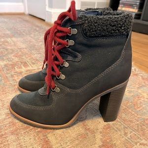 London Fashion Item - Women’s black booties with red laces - size 8